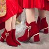 A fusão perfeita entre o clássico e a tendência, mostrando a elegância feminina! Botas de camurça de inverno de salto grosso