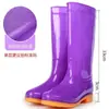 Botas de chuva de cano alto para mulheres, com sola antiderrapante, design espesso, cano longo, forro de fleece, para uso no inverno, duráveis, quentes, material de borracha, impermeáveis e adequadas para uso como galochas.