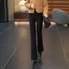 Elegantes pantalones cigarette negros de cintura alta con detalles de hebilla metálica, forrados de felpa y engrosados, adecuados para personas altas, versátiles y elegantes para otoño e invierno.