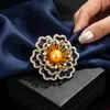 Broche Flor de Zircônia Resistente para Mulheres, Estilo Vintage de Luxo, Acessório Elegante de Alfinete Floral com Pérolas