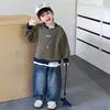 Conjunto de Moletom Infantil Outono 2026 Novo Bebê Roupas de Primavera e Outono Conjunto de Duas Peças Listrado da Moda para Meninos Tendência