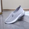 Sapatos da Mamãe 2026 Verão Slip-On Sapatos Casuais Femininos com Solas Macias, Sapatos Confortáveis para Caminhada para Pessoas de Meia-Idade e Idosos, Sapato Transfronteiriço