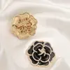 Broche de Camelia de Perlas de Lujo Ligero de Alta Calidad Aleación Goteo de Aceite Clásico Vintage Rosa Pin Fijo Antideslizante