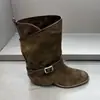 Versão em pele de ovelha~Camurça Maillard bico redondo fivela de couro polido salto grosso Botas de cowboy ocidentais femininas 2026 Outono/Inverno botas curtas