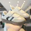 Tênis de treino versátil infantil alemão, nova coleção outono 2026: tênis casuais leves para meninos, sapatos de sola macia para meninas e tênis de skate de sola fina