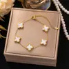 Nuevo Pulsera de Acero de Titanio que No se Desvanece, Moderna y Versátil, Popular en Transmisiones en Vivo, Joyería Exquisita de Alta Gama para Mujer en Oro de 18 Quilates