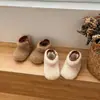 Botas peludas nuevas para niñas, botas de nieve con suelas suaves y diseño engrosado, zapatos para niños pequeños, zapatos de felpa de invierno para niños, zapatos de algodón para bebé