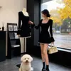Elegante vestido de punto ajustado de manga larga negra con cuentas para mujer, otoño e invierno, con una silueta estilizada y longitud corta.