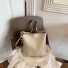 El nuevo bolso cubo de Shuai Mi es un bolso de mujer de gran capacidad, sencillo y casual para ir al trabajo, con un estilo coreano de lujo ligero y un diseño inspirado en Instagram, adecuado para llevar al hombro o cruzado.