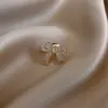 Broche de aleación nuevo y moderno, pin premium de nicho de alta gama para mujer, accesorio de broche versátil de alta gama para abrigos y trajes