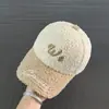 Gorra de Béisbol de Felpa con Letra para Mujer, Gorra con Visera a Cuadros de Terciopelo de Cordero a Prueba de Viento y Cálida para Otoño e Invierno, Sombrero de Moda y Versátil