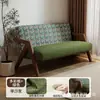 Sofá doble de estilo Nanyang con textura marrón y reposabrazos cruzados de madera maciza, adecuado para salas de estar, balcones y casas de huéspedes; un sofá de tela sencillo