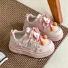 Zapatillas de Año Nuevo para Niñas 2026 Nueva Colección de Otoño Zapatos Deportivos Versátiles de Suela Blanda Dibujos Animados de Gato KT Zapatos Blancos para Niños
