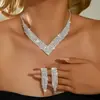 Conjunto de Joias Corrente Garra com Strass Brilhante, Elegante e Simples, com um Toque de Luxo, Incluindo Colar, Brincos e Anel, um Conjunto de Quatro Peças de Acessórios Requintados