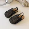 Zapatos tipo mocasín transpirables de malla con suela blanda para niñas, nuevo estilo de verano, mules de punta cerrada para que las niñas los usen afuera