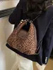 Bolsa de ombro de camurça de grande capacidade para mulheres 2026 novo modelo mochila feminina simples bolsa tote versátil e da moda
