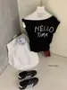 Wgwe2026 Camiseta de Verano Estilo Coreano con Estampado de Letras, Corte Ajustado, Hombro Asimétrico, Diseño Retorcido, Manga Corta para Mujer W9135