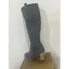 Producimos botas de mujer de talla grande durante todo el año para el comercio exterior europeo y americano, con tacones gruesos, botas altas y botas de tubo alto de tacón alto para las temporadas de otoño e invierno.