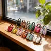 Colgante de minibolso cesta marca H, accesorio de llavero de coche de cuero, decoración linda y creativa para bolsa de auriculares
