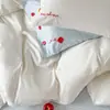 Sencillo juego de cuatro piezas de algodón lavado en dos tonos, juego de tres piezas de algodón puro bordado para dormitorio, adecuado para dormir directamente en la cama, incluye funda de edredón, sábana y sábana bajera.