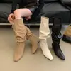 Botas largas de invierno 2026 nuevas, a la moda y con estilo coreano, moda europea y americana, punta cuadrada, diseño simple para aumentar la altura y botas con volantes plisados para mujer