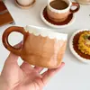 Encanto atemporal - Taza y platillo marrones pintados a mano - Taza de café estilo vintage con encaje blanco, taza hecha a mano exquisitamente para uso doméstico