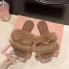 Chinelos peludos estilosos com fivela estilo Chanel para mulheres, para uso externo outono e inverno de 2026, chinelos de algodão peludos de bico quadrado