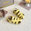 Sandalias cerradas de moda para niños 2026 verano nuevo versión coreana sandalias Birkenstock para niñas zapatos de playa de suela blanda para niños modernos