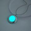 Europa y Estados Unidos caliente nuevo extraño hueco redondo azul se puede abrir caja de fase colgante luminoso accesorios de collar para hombres y mujeres
