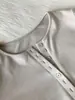 Camiseta Negra de Manga Larga con Cuello Henley de Hombro Normal, Estilo Nuevo para Otoño Temprano, Top para Mujer 2026, Estilo Nuevo, Cuello Semi Abierto con Múltiples Botones