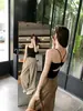 Top regata sem costas com design moderno e bojos, costas bonitas, sem mangas, feminino, verão 2026, slim fit, que valoriza a silhueta, camisola deslumbrante