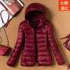 [Precio al por mayor] chaqueta ligera de plumón 2023 nueva corta con capucha moda ajustada otoño e invierno talla grande abrigo ropa de mujer
