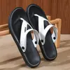 Chinelos Antiderrapantes Masculinos 2026 Verão Uso Bidirecional Solado Macio Sandálias de Dedo Casuais Sapatos de Praia da Moda para Homens