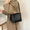 Bolso de mano moderno casual de cuero suave vintage de alta gama estilo coreano, bolso tejido versátil para hombro y axila