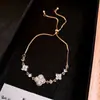 Pulsera Flor de Circonita Chapada en Oro Real Nicho Dulce Versátil Pulsera Temperamento Lujo Ligero Joyería de Gama Alta para Mujeres Al Por Mayor