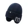 Gorro de Lana Cálido para Hombre Otoño e Invierno Nuevo Cruzado Europeo y Americano Casual Protección para Orejas Gorro para el Frío Gorro de Punto Bufanda Conjunto de Dos Piezas