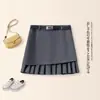 Falda plisada gris para mujer, nuevo estilo verano 2026, falda corta de traje anti-exposición, falda de línea A petite que se ajusta a la cadera