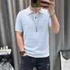 Nueva camiseta polo de punto hueco a rayas azules y blancas de manga corta para 2026, estilo fino de verano para hombre, camiseta con cuello de estética old money