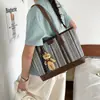 2026 Verano Casual Arcoíris Tejido Nueva Moda Personalizado Bloque de Color Casual Gran Capacidad Bolso de Hombro Debajo del Brazo