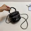 El popular bolso pequeño tipo caja de este año para mujer, nuevo modelo de otoño 2026, versátil bolso cruzado de moda con cadena dorada y acolchado