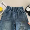 Jeans Rasgado Estilo Coreano 2026 Outono Nova Chegada Calça Longa para Meninos Cintura Elástica Calças de Perna Reta Bonito Casual Versátil Tendência