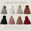Novo gorro de lã tricotado de inverno para mulheres, estilo coreano, forrado com fleece, espesso, quente, emagrecimento facial, versátil, com pompom e proteção para as orelhas
