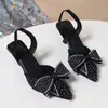Zapatos de tacón alto con lazo transfronterizos europeos y americanos 2025 para mujer, sandalias de verano elegantes de puntera fina con pedrería, puntera cerrada, estilo nuevo, venta al por mayor, tallas grandes