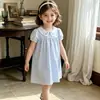 Vestido bordado de verano 2026 para niñas con dulce cuello Peter Pan y manga corta, directo de fábrica, versión coreana, atuendo de verano