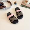 Chinelos Infantis 2025 Verão Nova Moda Meninas Sandálias e Chinelos Versáteis para Uso Externo para Crianças de Meia-Idade e Maiores Calçados Casuais Versáteis
