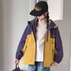 Jaqueta corta-vento com capuz e blocos de cor estilo esportivo ao ar livre para meninas Outono/Inverno 2026 Jaqueta de trabalho à prova de vento para crianças Peça versátil
