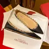 Zapatos Planos Versátiles de Moda para Mujer Primavera y Otoño 2021 Zapatos de Suela Suave Poco Profundos Zapatos Individuales Mocasines Zapatos de Mujer con Tachuelas Puntiagudos Tendencia Nuevo Estilo