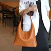 Bolsa de Ombro Moda Transfronteiriça Europeia e Americana Novo Estilo, Bolsa Tote de Couro Bovino de Alta Capacidade Nicho de Qualidade, Bolsa de Braço Versátil em Couro Genuíno