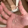 El mismo collar con colgante de margarita de diamante rosa romántico y baja saturación de Xiaohongshu, accesorios de cadena para la clavícula son exquisitos y de alta gama