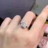 Anillo de diamantes Moxan segundos sobre la piedra principal 1 quilate 5 * 7 mm claridad VVS salida de fábrica